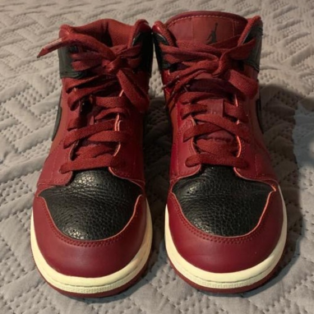 Nike Jordan 1 mid basketball shoes, team red